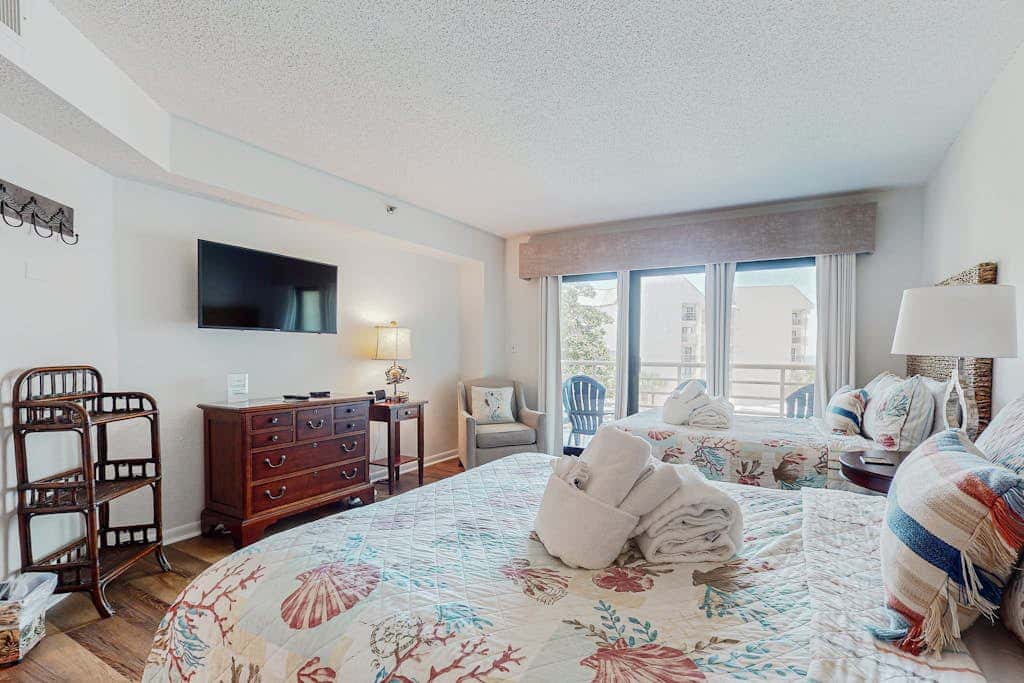 Sunny condo with ocean view balcony & beach access