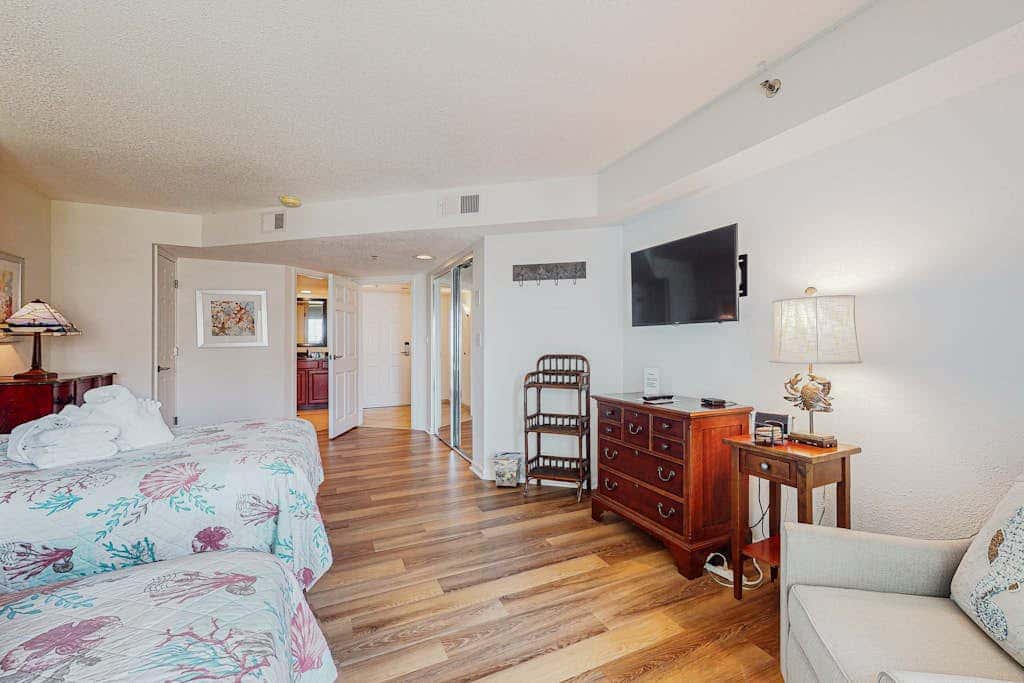 Sunny condo with ocean view balcony & beach access