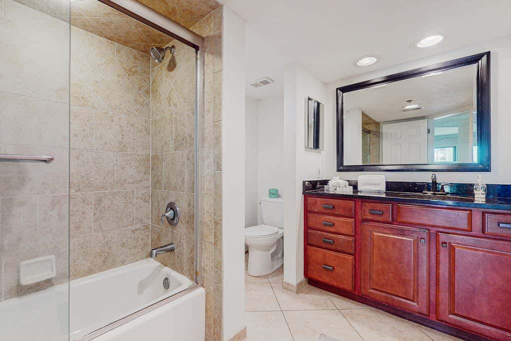 Sunny condo with ocean view balcony & beach access