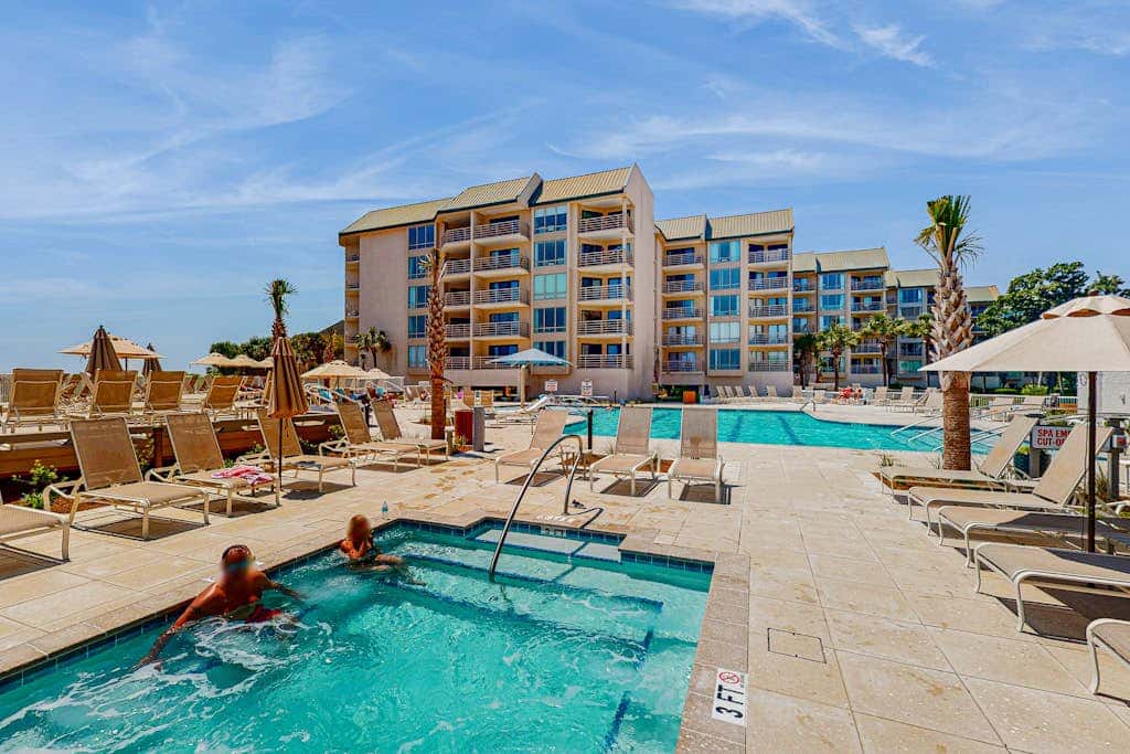 Sunny condo with ocean view balcony & beach access