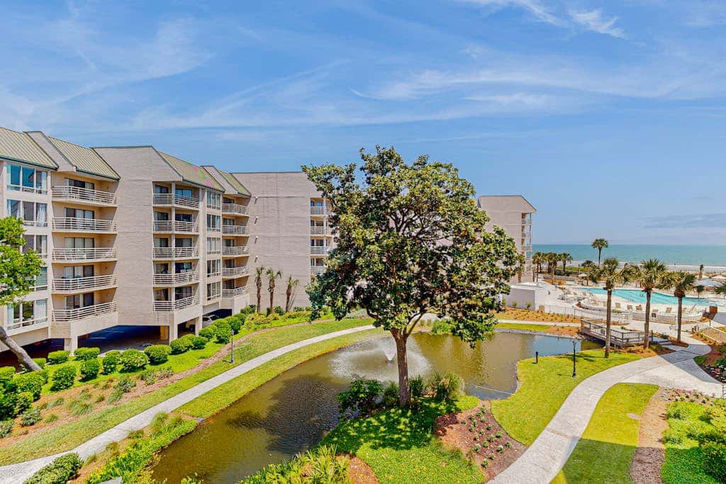 Sunny condo with ocean view balcony & beach access