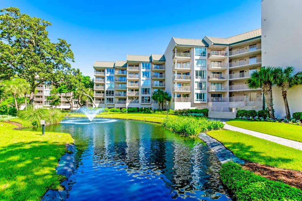 Sunny condo with ocean view balcony & beach access