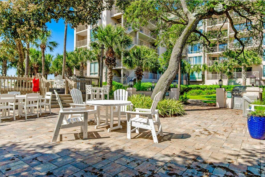 Sunny condo with ocean view balcony & beach access