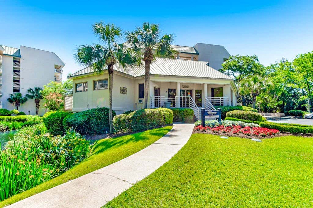 Sunny condo with ocean view balcony & beach access