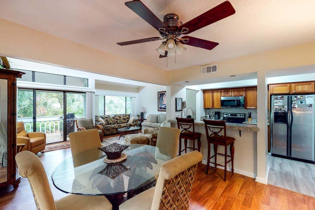 Charming, family friendly condo with private deck close to golf & the beach