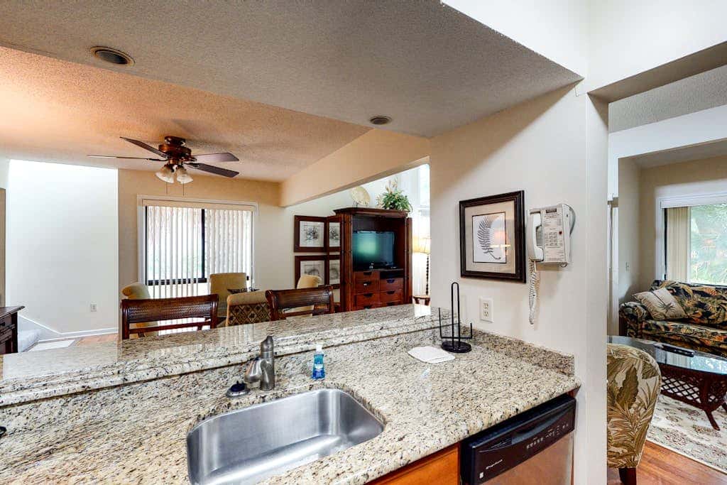 Charming, family friendly condo with private deck close to golf & the beach