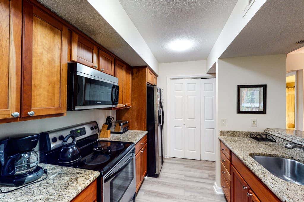 Charming, family friendly condo with private deck close to golf & the beach