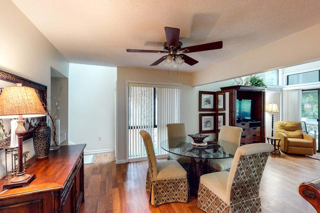 Charming, family friendly condo with private deck close to golf & the beach