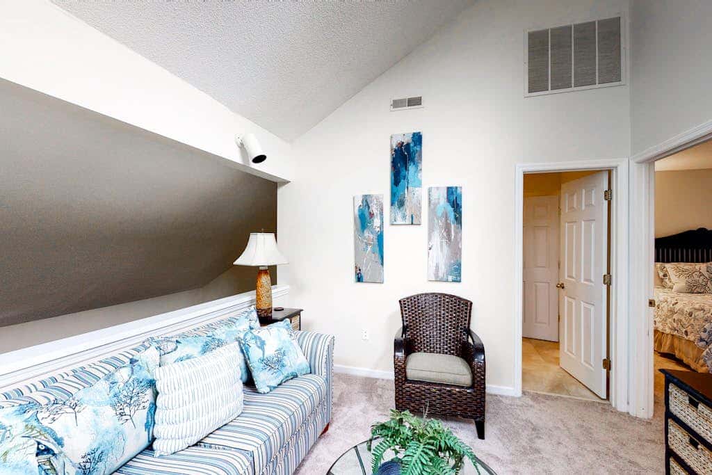 Charming, family friendly condo with private deck close to golf & the beach