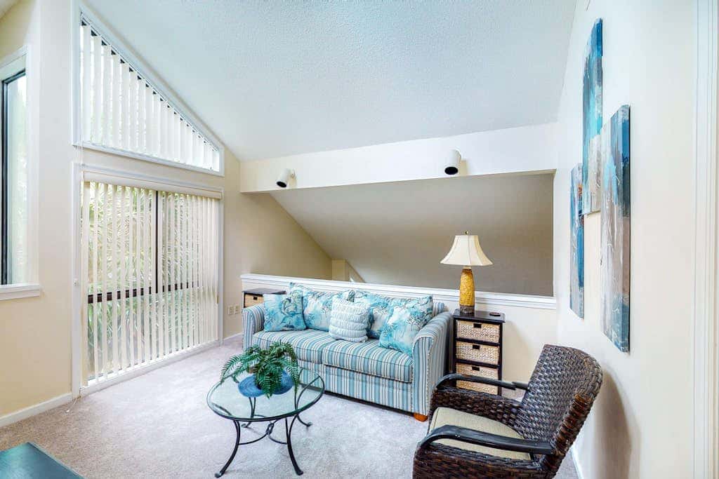 Charming, family friendly condo with private deck close to golf & the beach