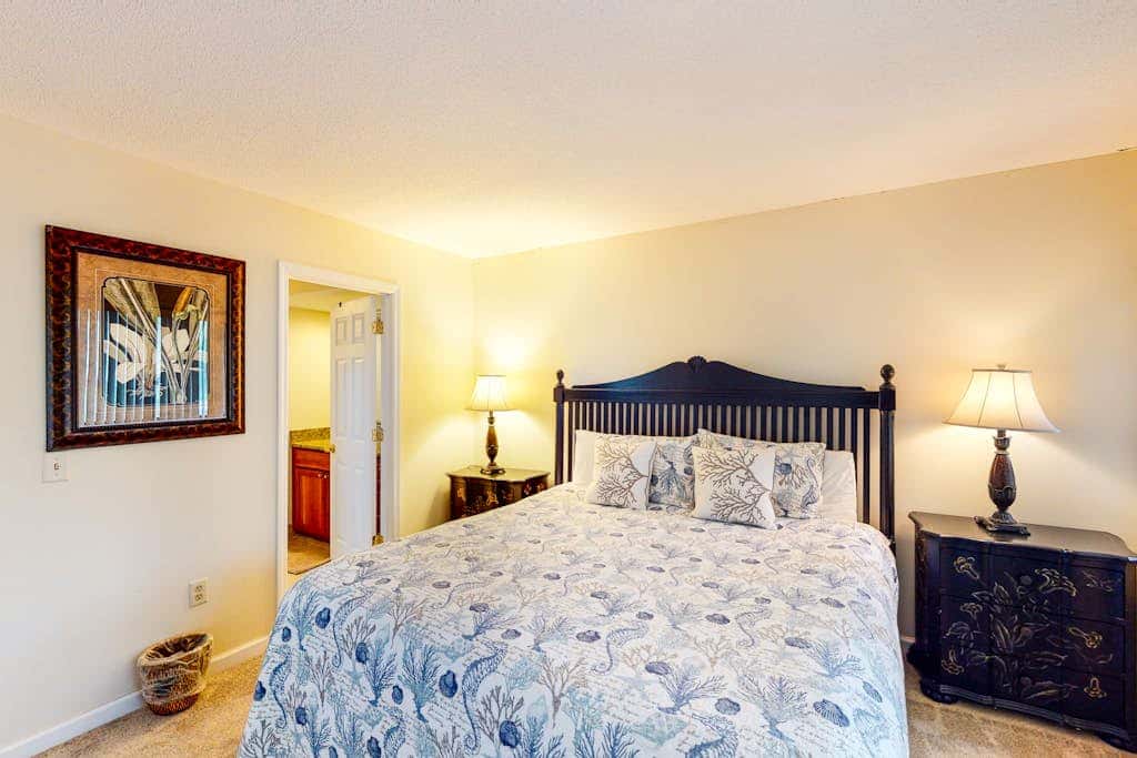 Charming, family friendly condo with private deck close to golf & the beach