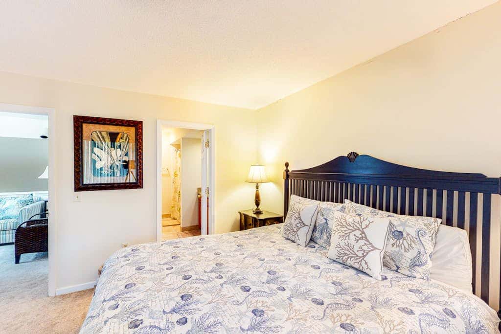 Charming, family friendly condo with private deck close to golf & the beach