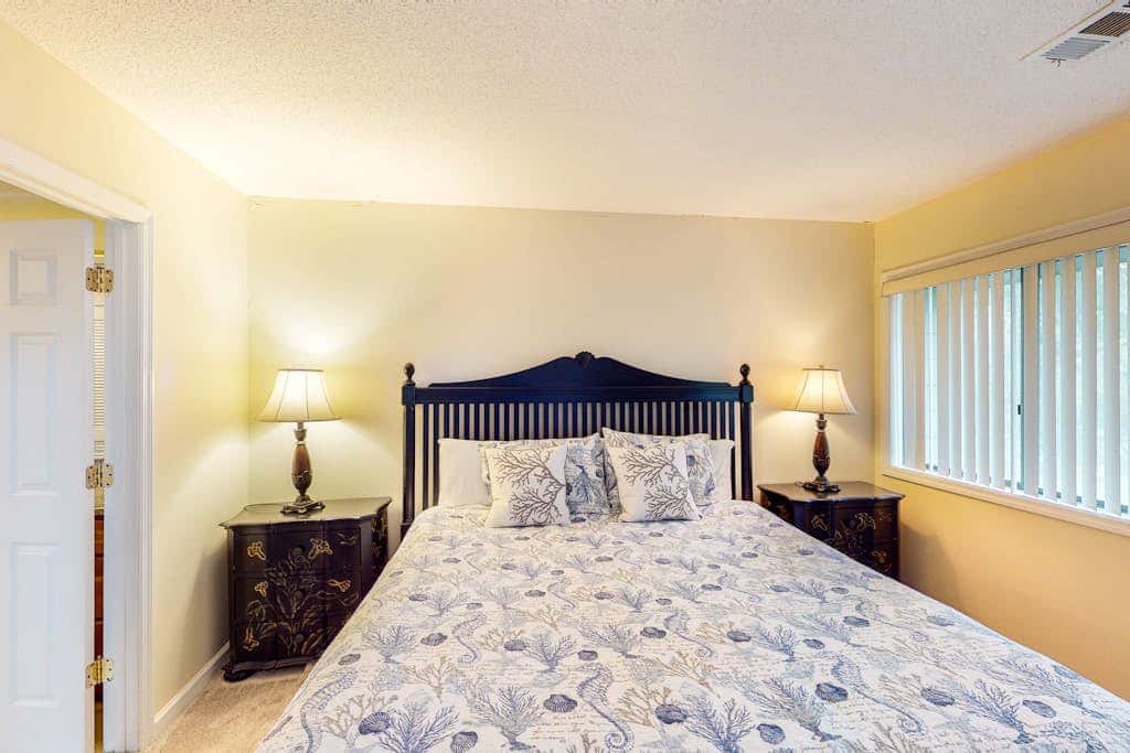 Charming, family friendly condo with private deck close to golf & the beach