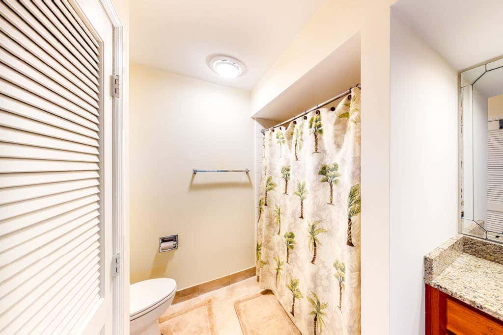 Charming, family friendly condo with private deck close to golf & the beach