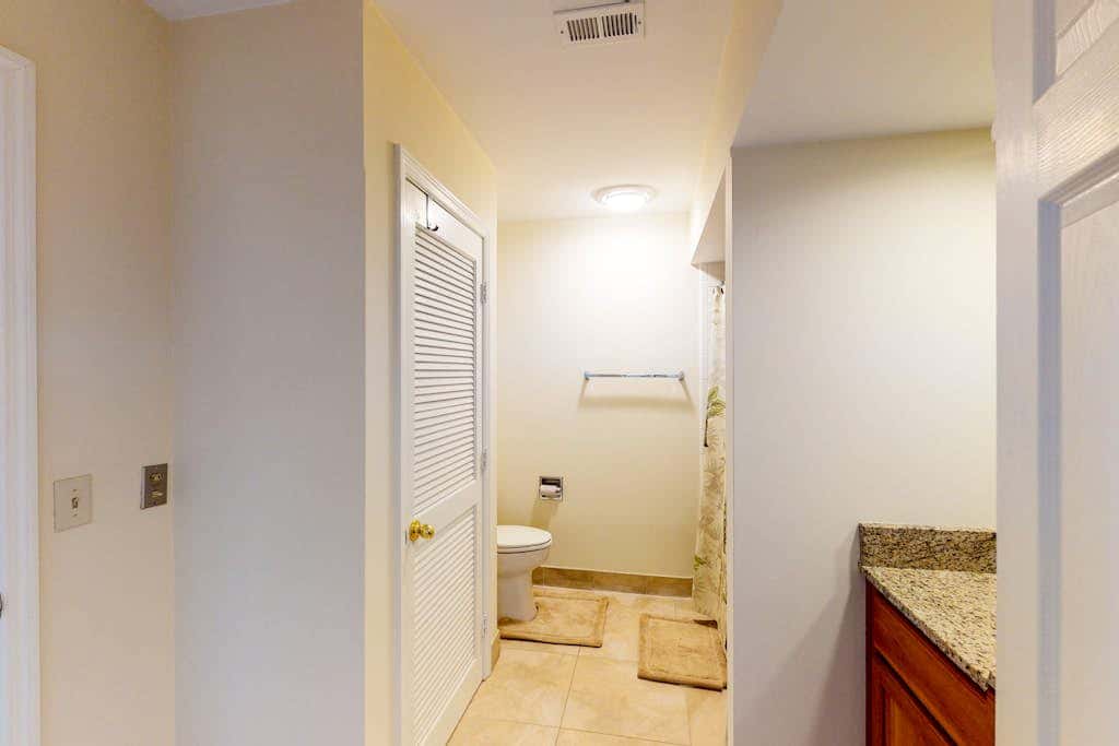 Charming, family friendly condo with private deck close to golf & the beach