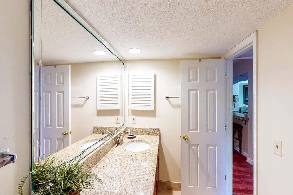 Charming, family friendly condo with private deck close to golf & the beach