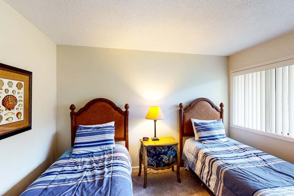 Charming, family friendly condo with private deck close to golf & the beach