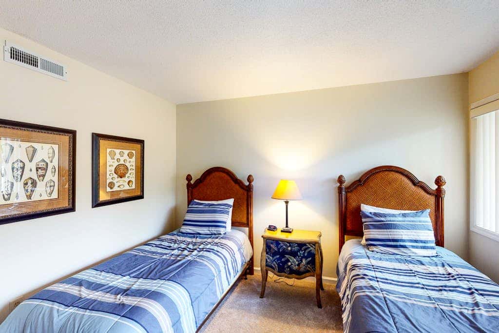 Charming, family friendly condo with private deck close to golf & the beach