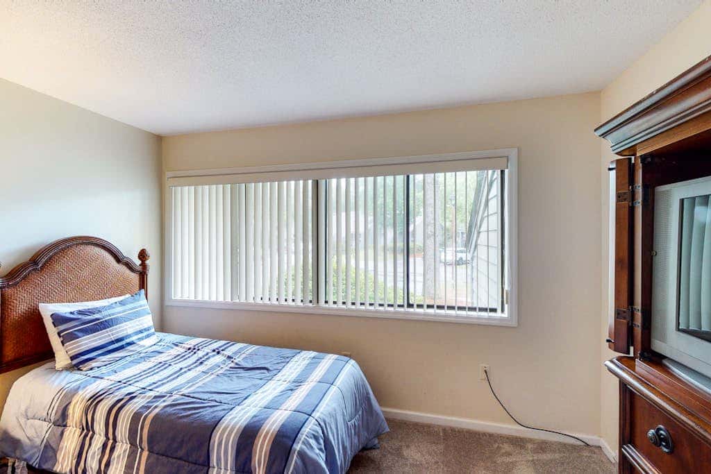 Charming, family friendly condo with private deck close to golf & the beach