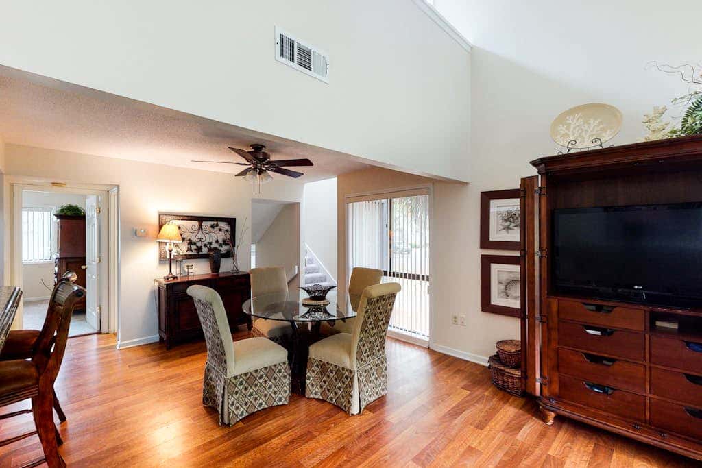 Charming, family friendly condo with private deck close to golf & the beach
