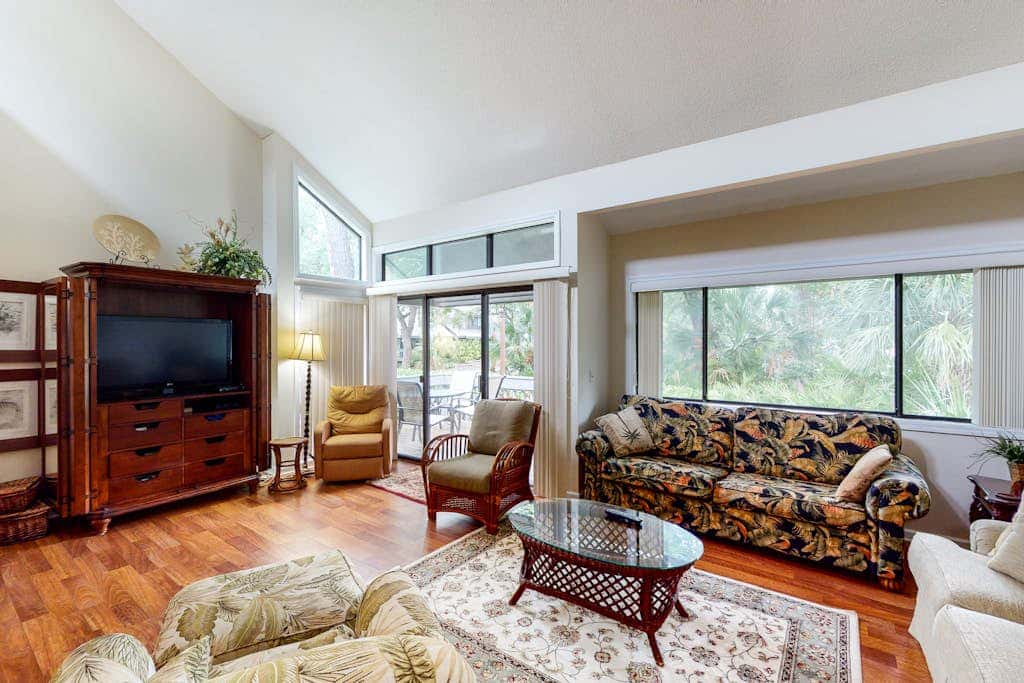 Charming, family friendly condo with private deck close to golf & the beach