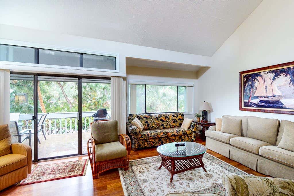 Charming, family friendly condo with private deck close to golf & the beach