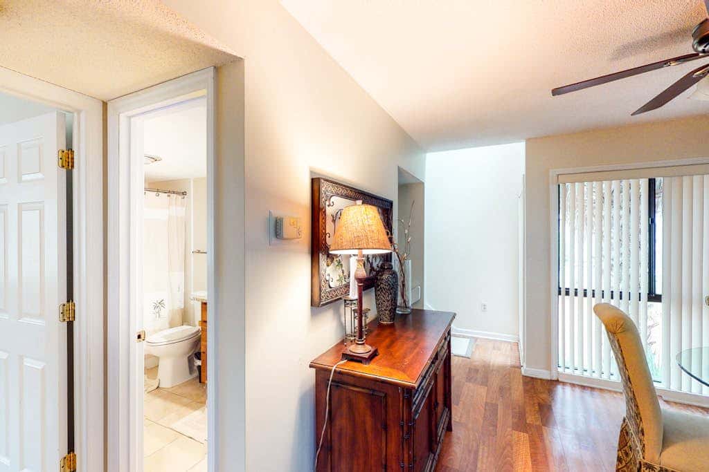 Charming, family friendly condo with private deck close to golf & the beach