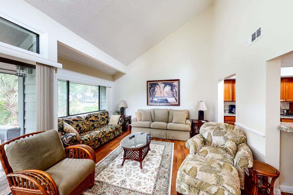 Charming, family friendly condo with private deck close to golf & the beach