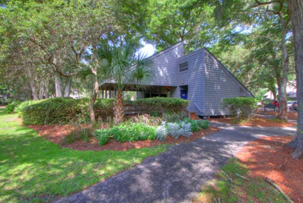 Charming, family friendly condo with private deck close to golf & the beach