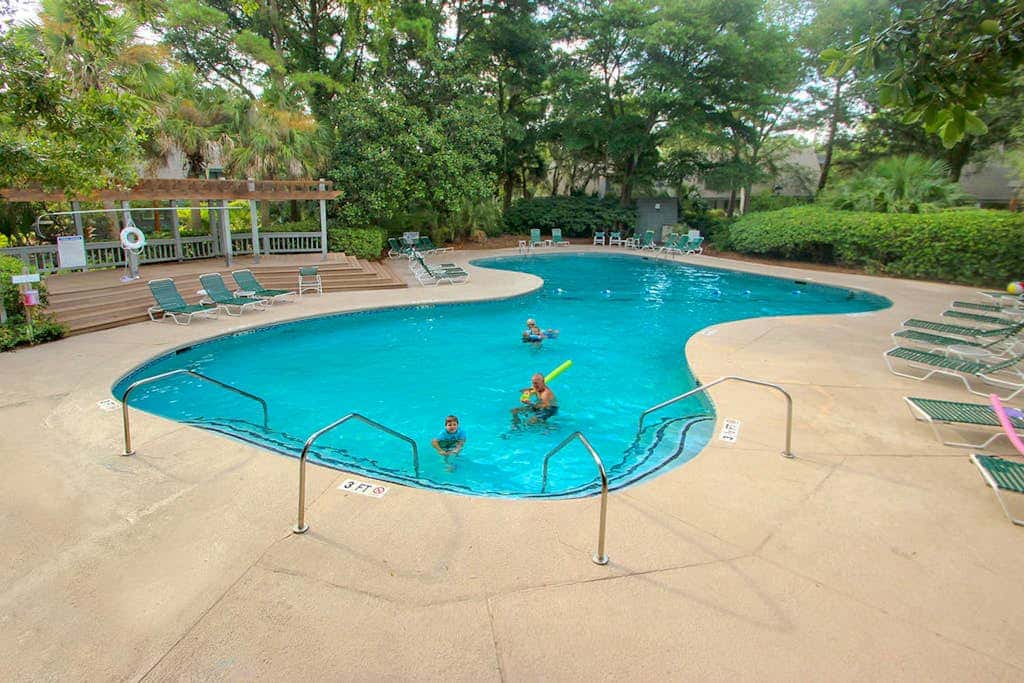 Charming, family friendly condo with private deck close to golf & the beach