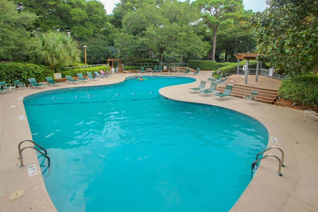 Charming, family friendly condo with private deck close to golf & the beach