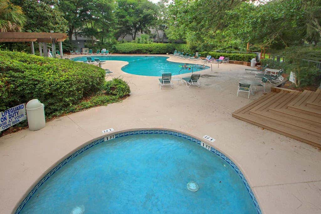 Charming, family friendly condo with private deck close to golf & the beach