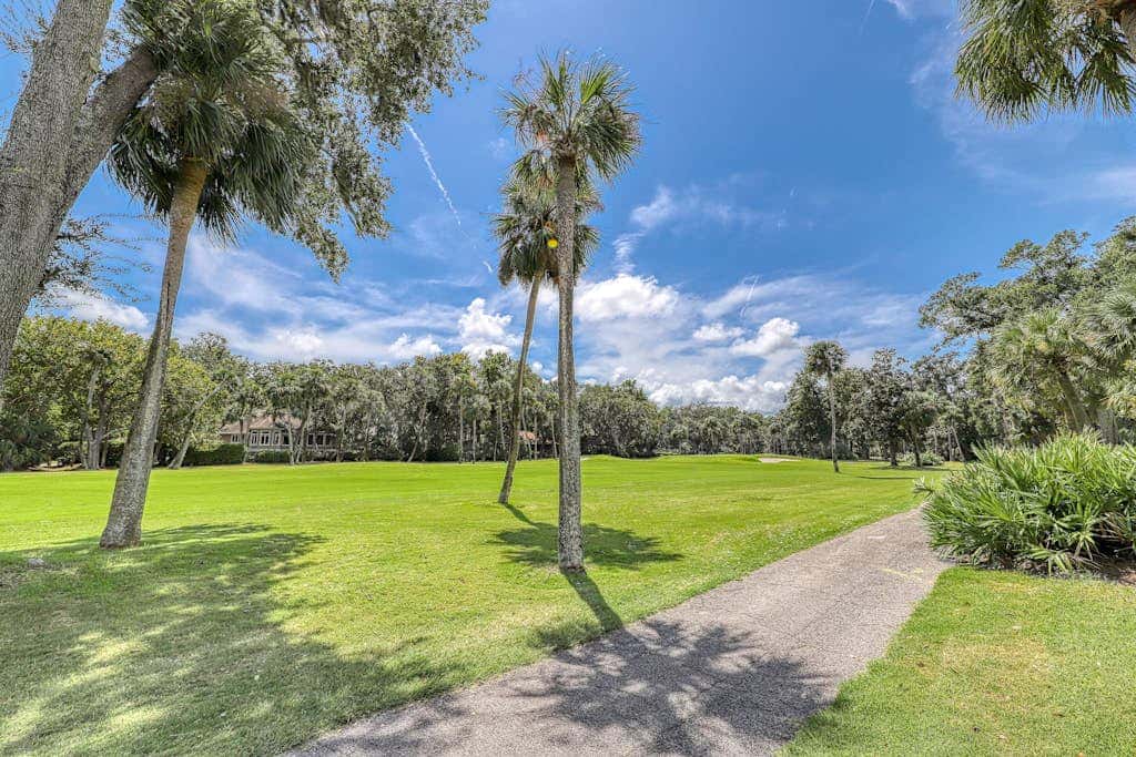 Charming, family friendly condo with private deck close to golf & the beach
