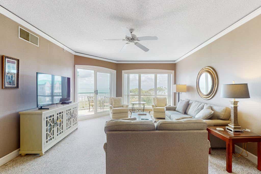 Island getaway by the ocean with balcony view & shared pool and beach access