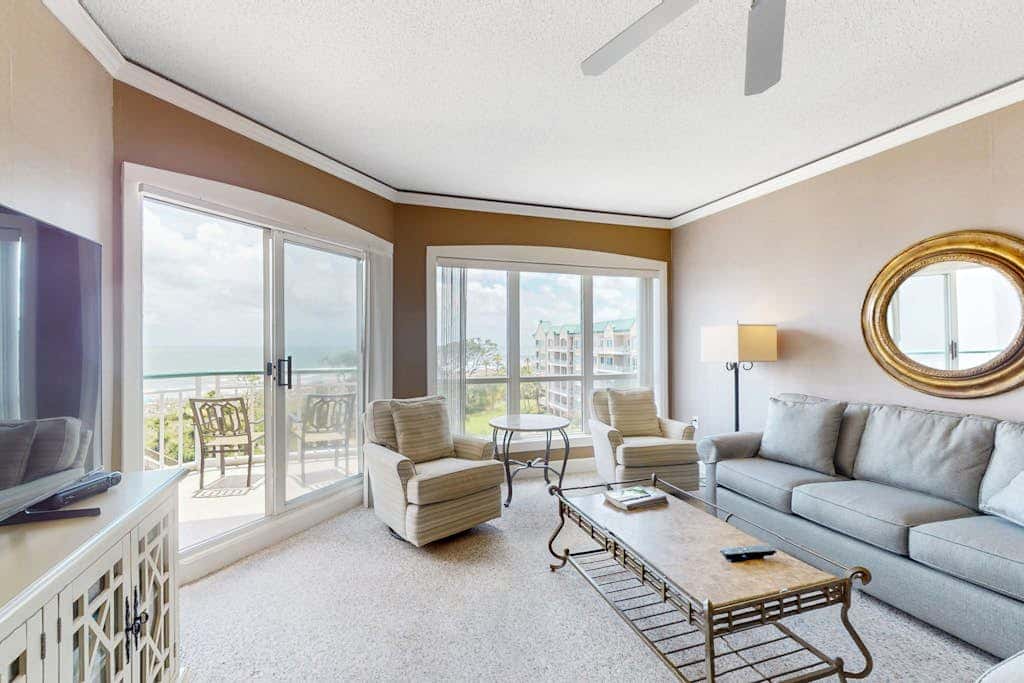 Island getaway by the ocean with balcony view & shared pool and beach access