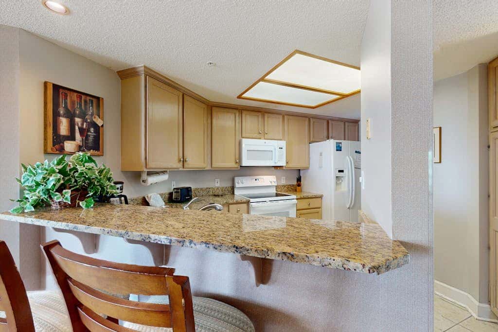 Island getaway by the ocean with balcony view & shared pool and beach access