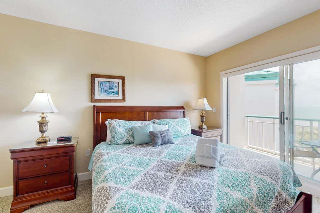 Island getaway by the ocean with balcony view & shared pool and beach access