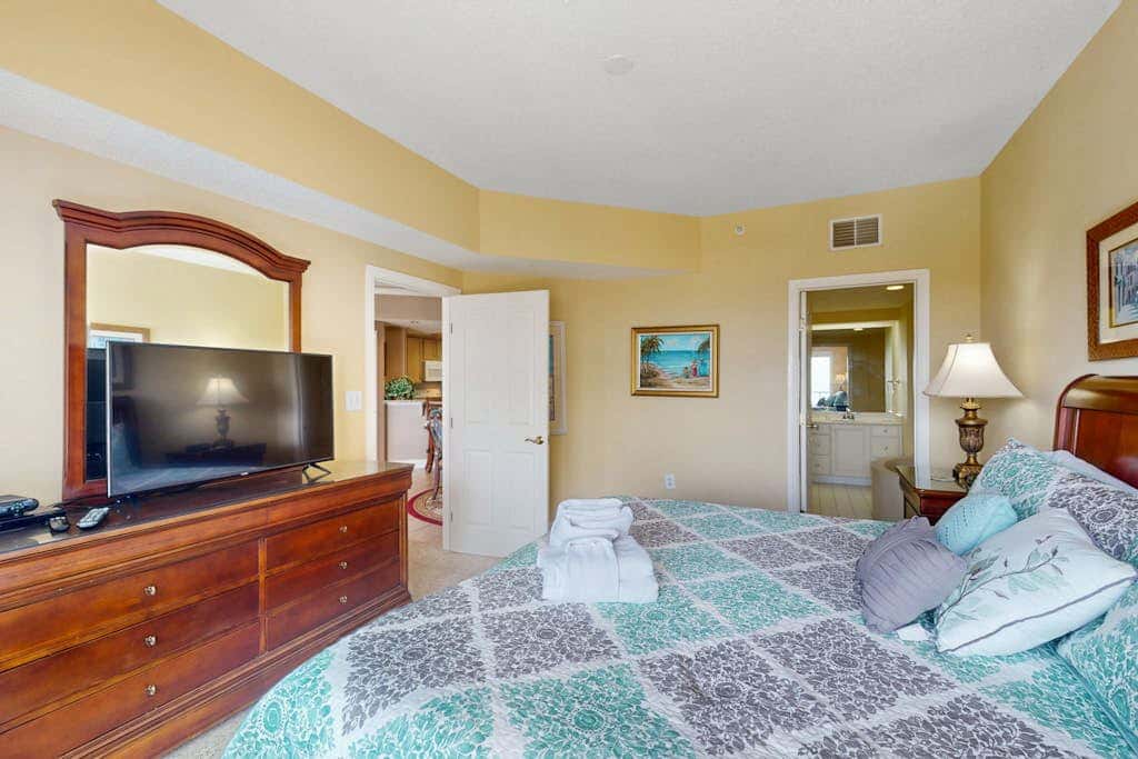 Island getaway by the ocean with balcony view & shared pool and beach access