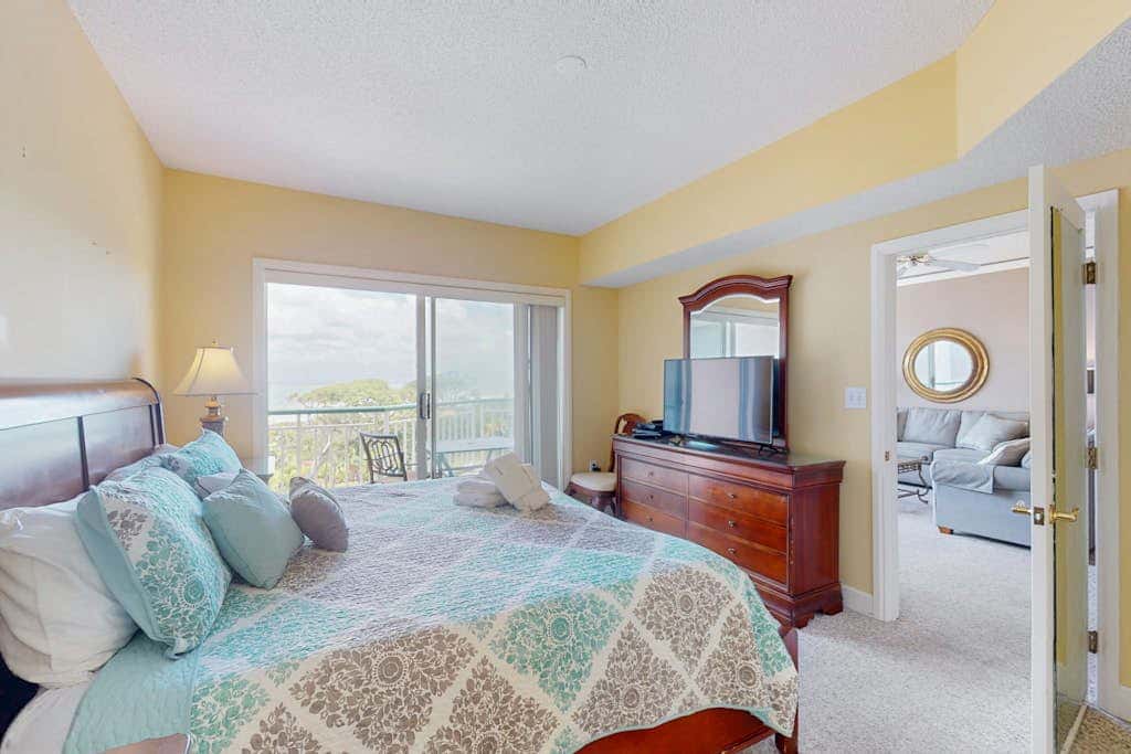 Island getaway by the ocean with balcony view & shared pool and beach access