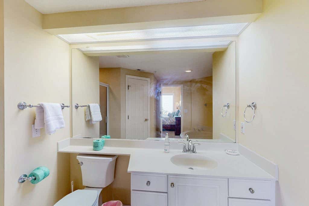 Island getaway by the ocean with balcony view & shared pool and beach access