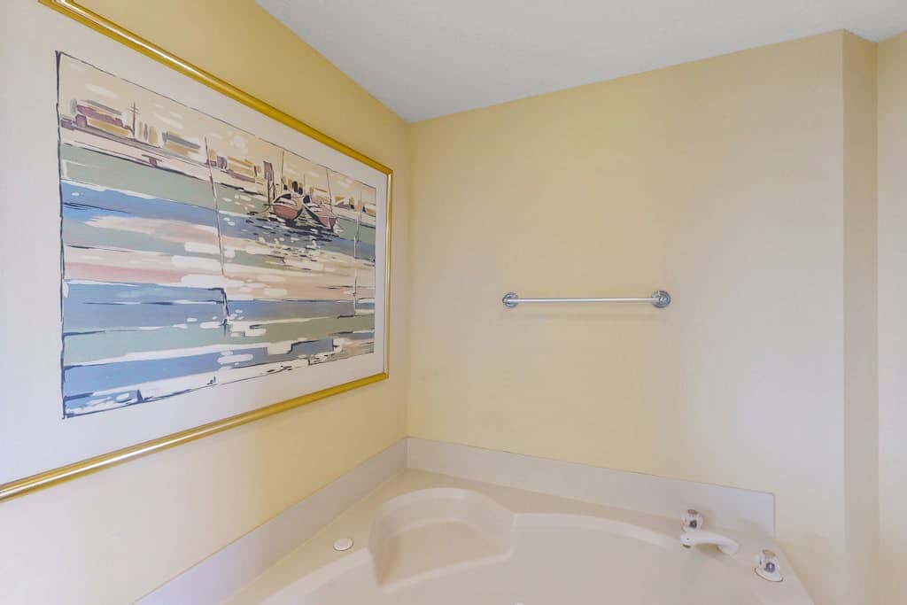 Island getaway by the ocean with balcony view & shared pool and beach access