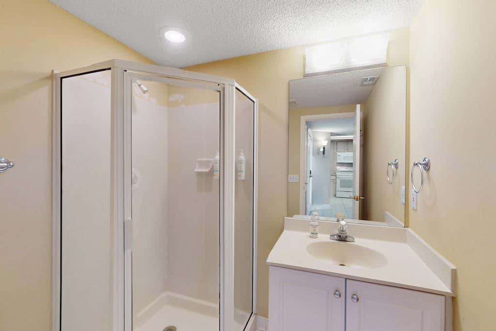 Island getaway by the ocean with balcony view & shared pool and beach access