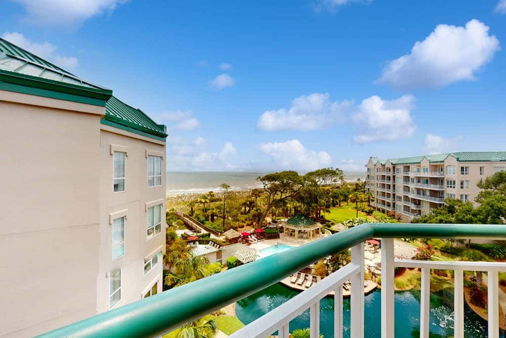 Island getaway by the ocean with balcony view & shared pool and beach access