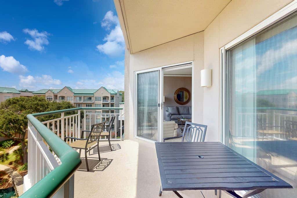 Island getaway by the ocean with balcony view & shared pool and beach access