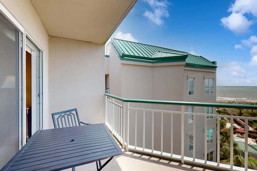 Island getaway by the ocean with balcony view & shared pool and beach access