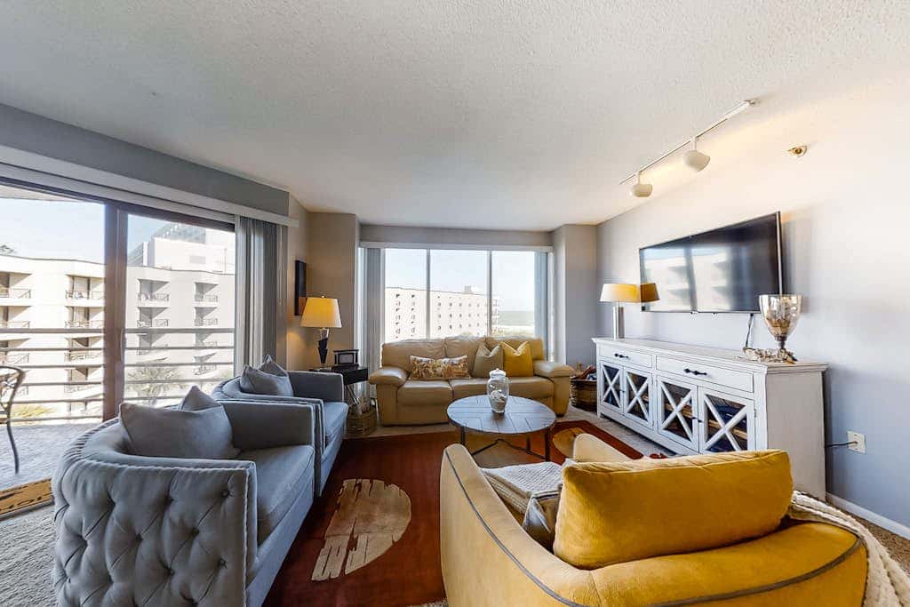 Family friendly home with an ocean view plus shared pool & hot tub, near the beach