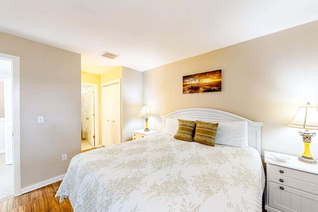 Lovely Condo with Shared Pool & Tennis Dogs Welcome