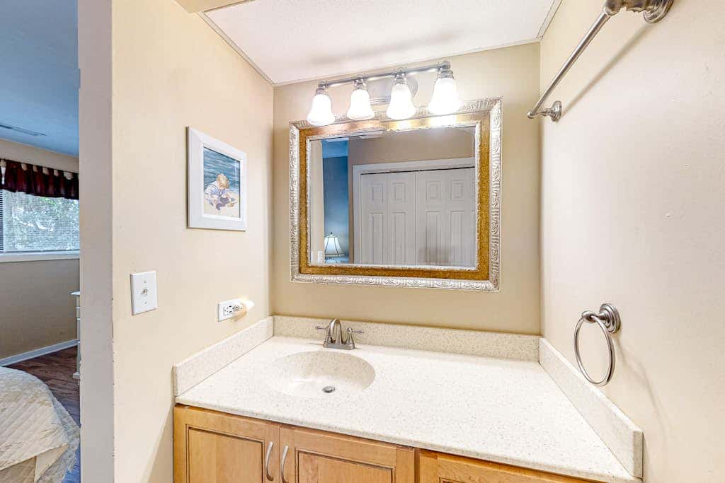 Lovely Condo with Shared Pool & Tennis Dogs Welcome
