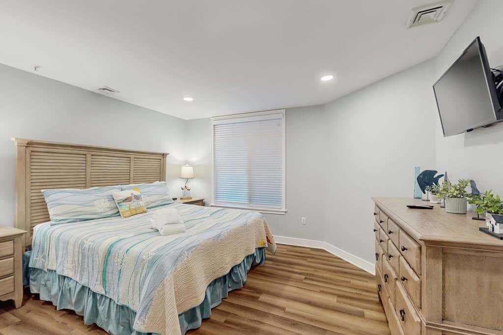 Oceanfront condo with pools, hot tubs, WiFi, washer, dryer, & central AC
