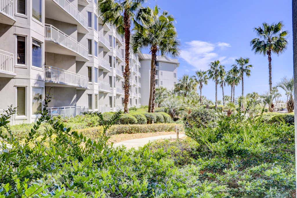Oceanfront condo with pools, hot tubs, WiFi, washer, dryer, & central AC